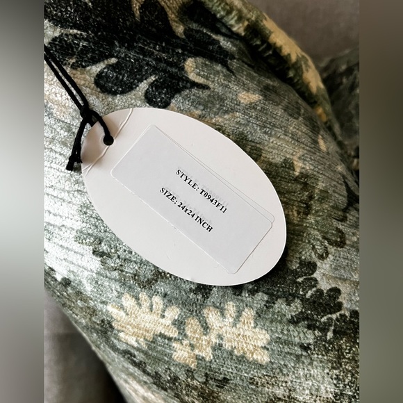 1-NWT CALLISTO HOME VELVET FLORAL DESIGN DECORATIVE PILLOW - Picture 13 of 13